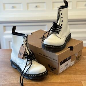Dr. Martens White Leather 8-Eye Lace-Up Boots - size 8 NIB